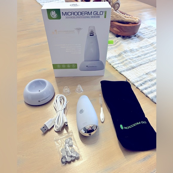 Microderm GLO MINI Blackhead Remover Pore Vacuum & Facial Tool - Picture 2 of 7